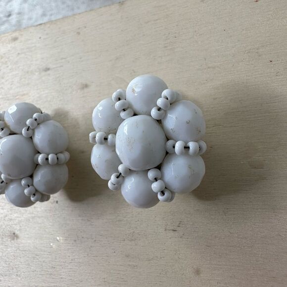 Vintage Signed Hobè Milkglass Cluster Bead Earrings Clip On - Picture 2 of 5